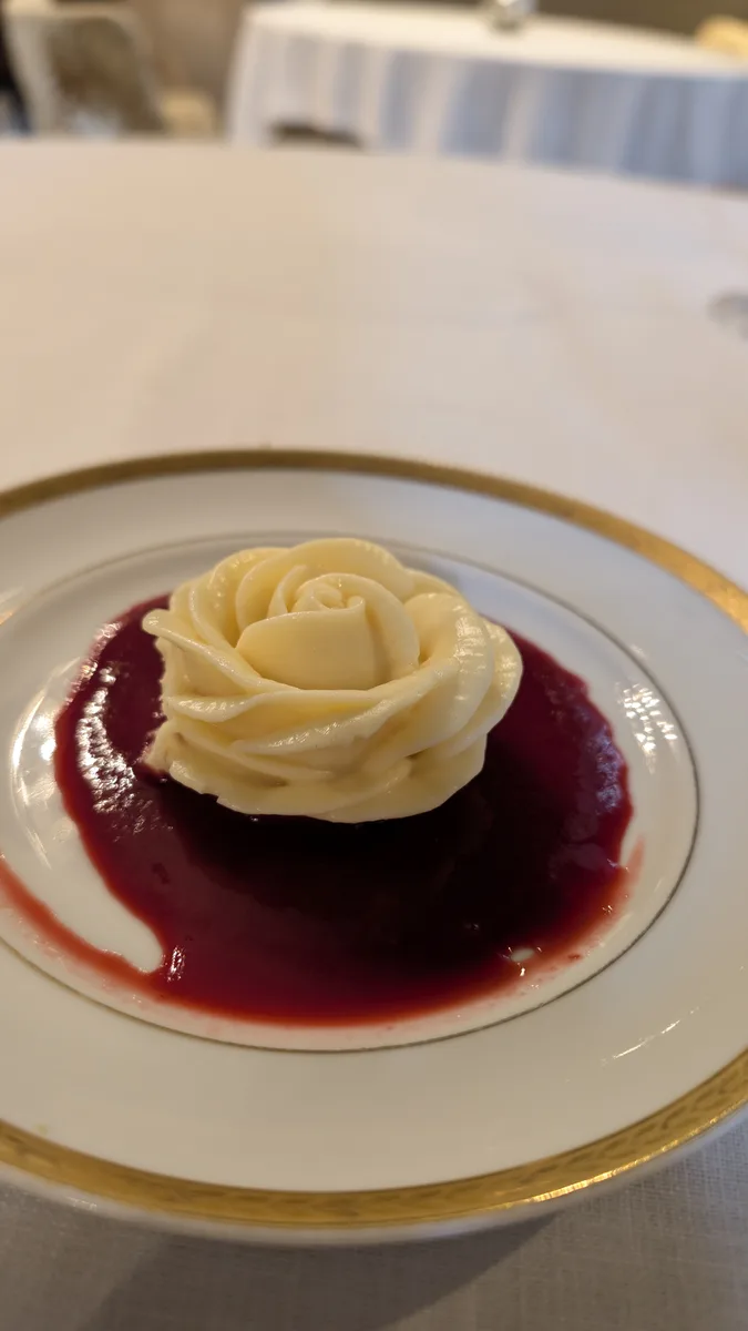 Postre en forma de rosa sobre coulis de frutos rojos en La Casa de Manolete Bistró, Córdoba