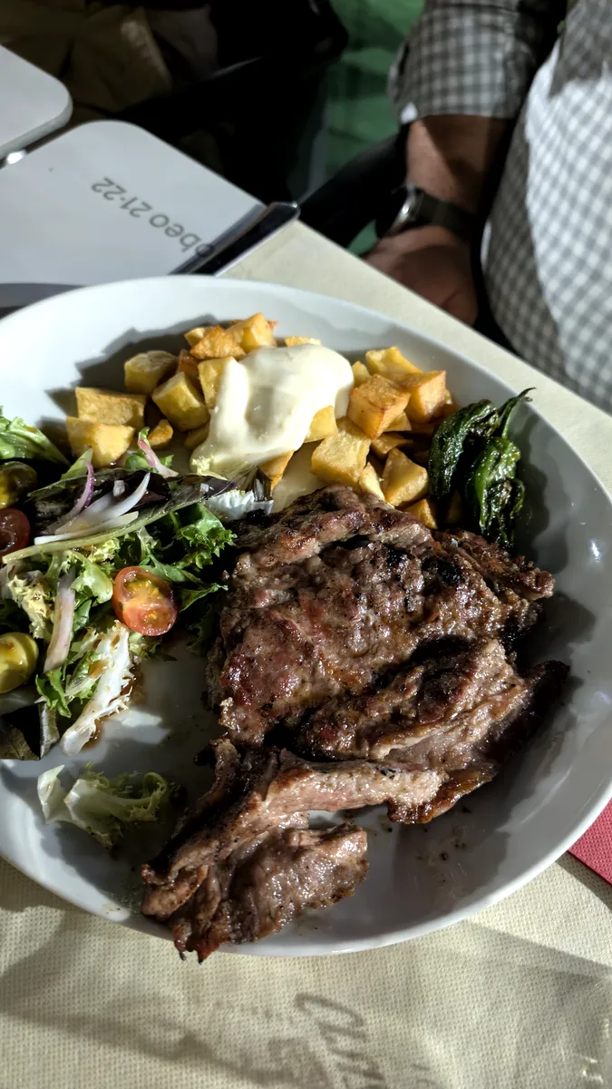 Carne a la brasa con ensalada y patatas en Casa Nieto, La Carlota
