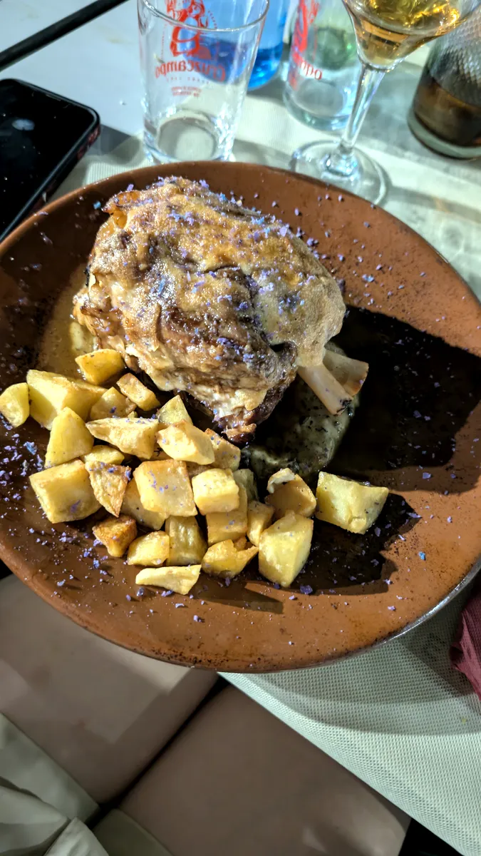 Codillo a baja temperatura con patatas en Casa Nieto, La Carlota