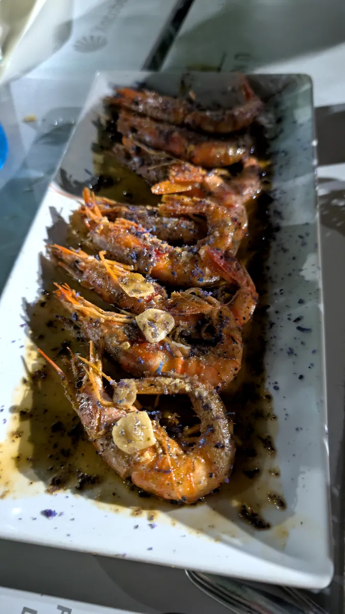 Gamba roja a la plancha con la salsa del chef en Casa Nieto, La Carlota