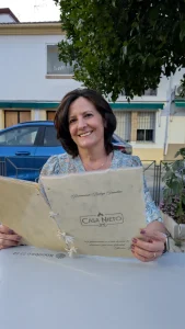 Paqui de Cocineando y Más con la carta del Restaurante Casa Nieto, La Carlota