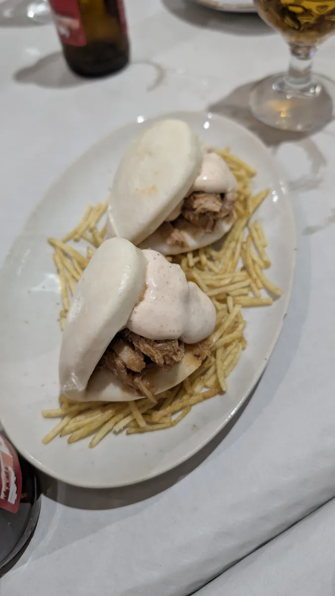 Pan bao de pulled pork con patatas paja en el Restaurante El Carmen, La Carlota