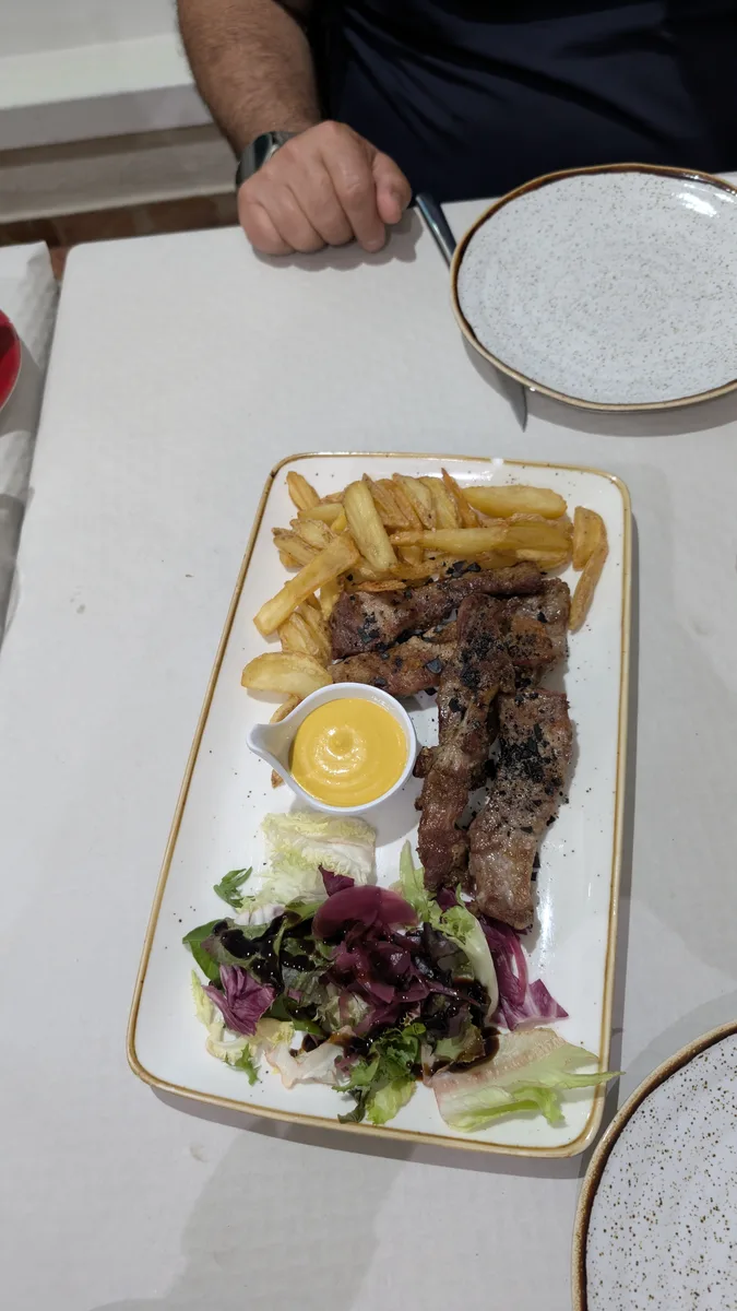 Lagartillo ibérico con patatas y ensalada en el Restaurante El Carmen, La Carlota