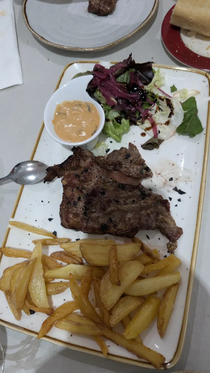 Presa ibérica con patatas y ensalada en el Restaurante El Carmen, La Carlota