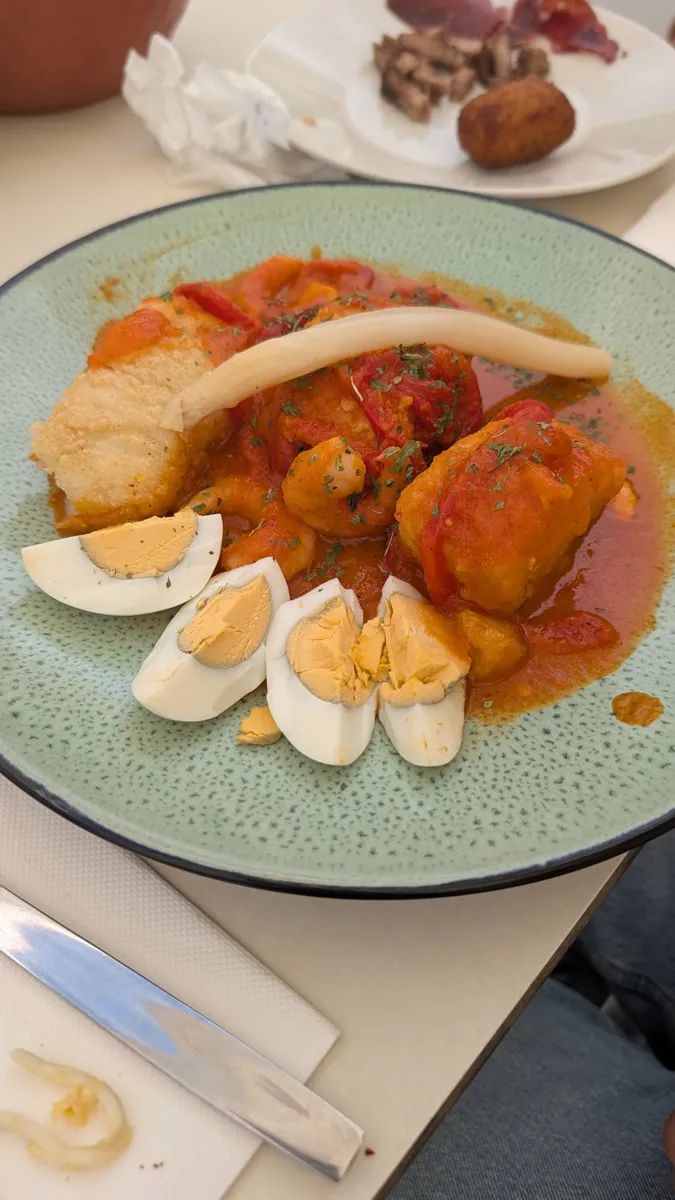 Bacalao a la vizcaína con huevo duro en Taberna El Molino, La Carlota