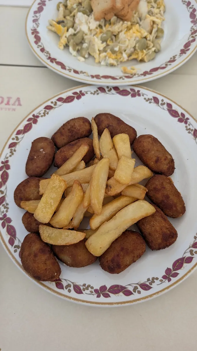 Croquetas de puchero con patatas en Taberna El Molino, La Carlota