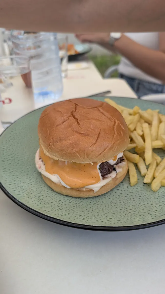 Hamburguesa de presa ibérica con patatas en Taberna El Molino, La Carlota