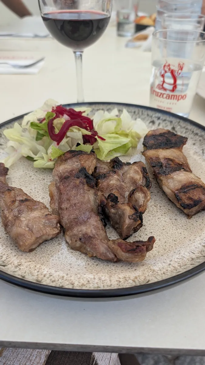 Lagartillo ibérico a la brasa con ensalada en Taberna El Molino, La Carlota